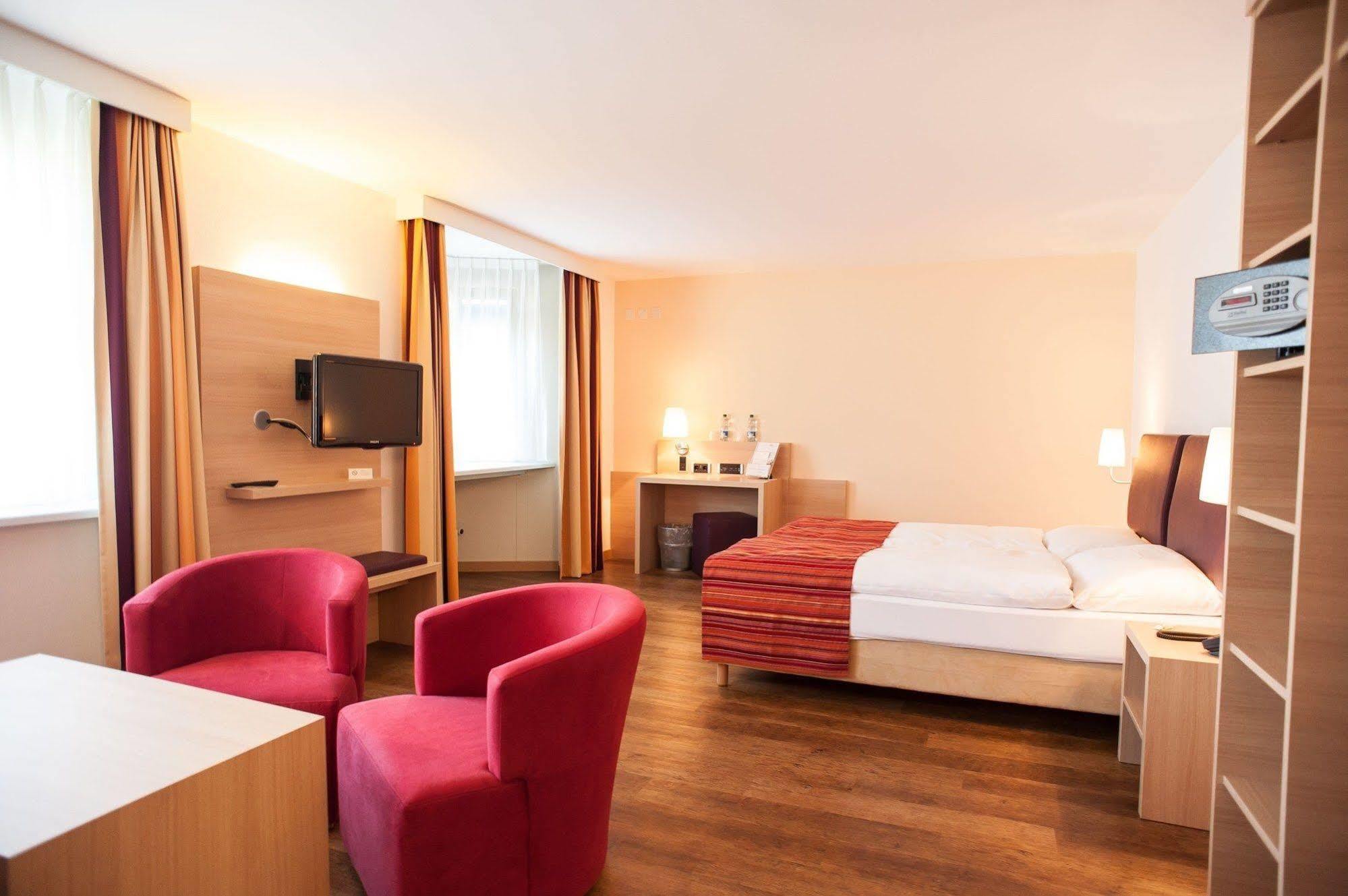 Hotel Coop Tagungszentrum & Hotelpark Im Gruenen Muttenz Esterno foto